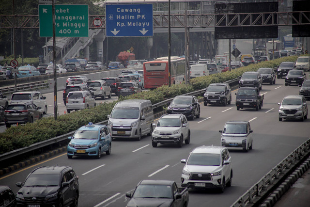 Sejumlah kendaraan melintas di Tol Dalam Kota, Jakarta, Selasa (9/7/2024). Foto: Jamal Ramadhan/kumparan