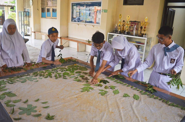 Dokumentasi kegiatan membuat ecoprint. ﻿Sumber: Dokumentasi pribadi