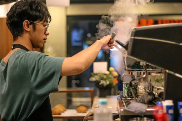 Kisah Refo Ongko Songo bangun bisnis kedai kopi dari awalnya hanya di rumah kini punya toko sendiri. Foto: Toko Kopi Manusia