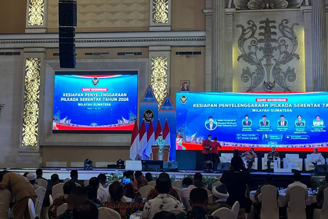 Plt Ketua KPU Mochamad Afifuddin memberikan sambiuta saat Rapat Koordinasi Kesiapan Penyelenggaraan Pilkada Serentak Tahun 2024 Wilayah Sumatera di Regale Convention Hall, Kota Medan, Selasa (9/7/2024). Foto: Tri Vosa/kumparan