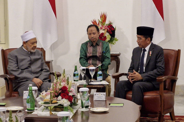 Presiden Joko Widodo menerima kunjungan Grand Syekh Al-Azhar Imam Akbar Ahmed Al Tayeb di Istana Merdeka, Jakarta, Selasa (9/7/2024). Foto: Nadia Riso/kumparan