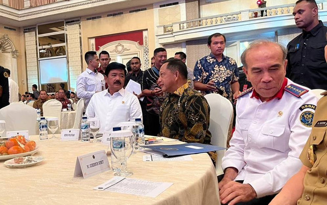 Menko Polhukam Hadi Tjahjanto, Mendagri Tito Karnavian, Ketua BSSN Hinsa Siburian, sebelum Rapat Koordinasi Kesiapan Penyelenggaraan Pilkada Serentak Tahun 2024 Wilayah Sumatera, di Regale Convention Hall, Kota Medan, Selasa (9/7/2024). Foto: Tri Vosa/kumparan