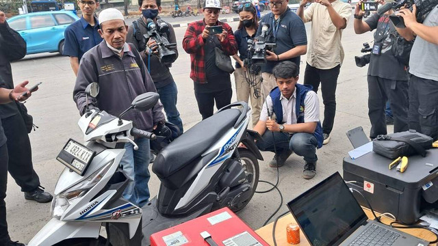 Pengendara motor, Amri, tak terima kena tilang uji emisi di Jalan Perintis Kemerdekaan, Jakarta Timur, Rabu (1/10). Foto: Annisa Thahira Madina/kumparan