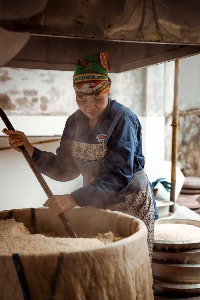 sumber foto : https://www.pexels.com/photo/woman-cooking-rice-26733887/ 