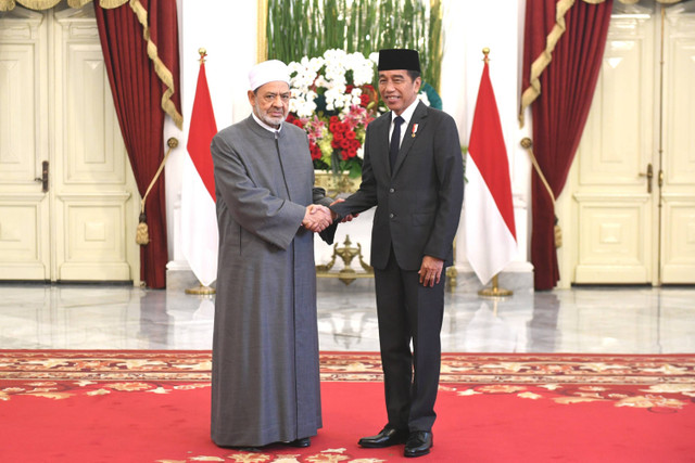 Presiden Joko Widodo (kanan) berjabat tangan dengan Grand Syekh Al Azhar Imam Akbar Ahmed Al Tayeb saat menerima kunjungan di Istana Merdeka, Jakarta, Selasa (9/7/2024). Foto: Hafidz Mubarak A/ ANTARA FOTO