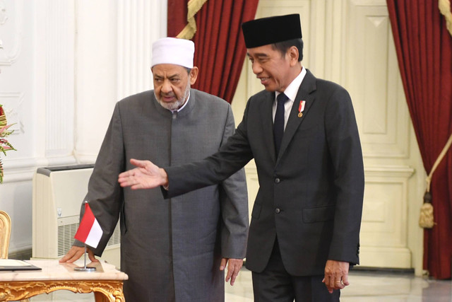 Presiden Joko Widodo (kanan) berjalan bersama Grand Syekh Al Azhar Imam Akbar Ahmed Al Tayeb saat menerima kunjungan di Istana Merdeka, Jakarta, Selasa (9/7/2024). Foto: Hafidz Mubarak A/ ANTARA FOTO