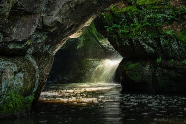 Daya Tarik Taman Nasional Gunung Mulu. Foto hanya ilustrasi bukan tempat sebenarnya. Sumber foto: Unsplash.com/Dave Hoefler