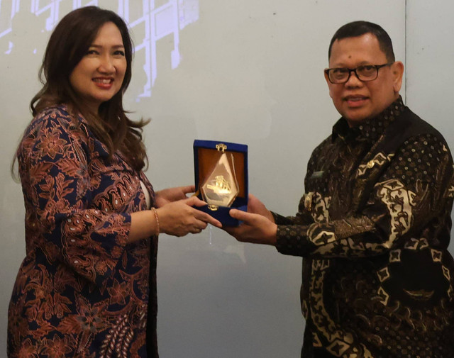 Pj Wali Kota Palembang, A Damenta, bersama Direktur Pemasaran Perum Perumnas, Imelda Alini Pohan. (ist)