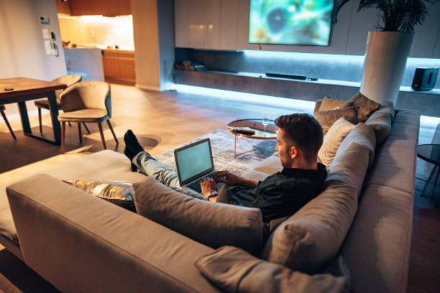 Ilustrasi menghubungkan laptop ke TV tanpa kabel. Foto: iStock