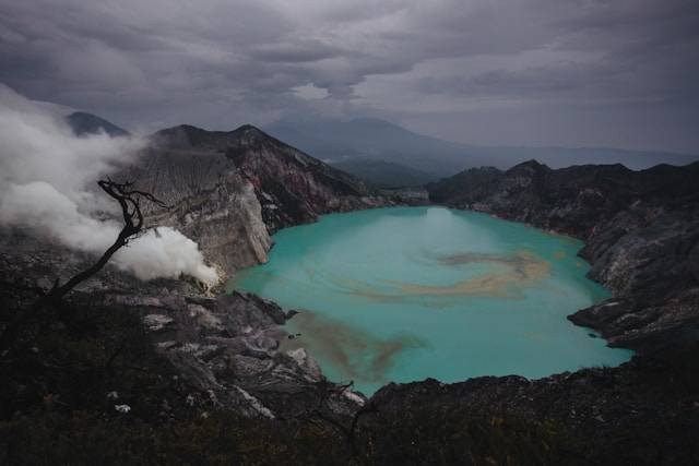 Kawah Gunung Ijen. Sumber: Unsplash/Maksym Ivashchenko