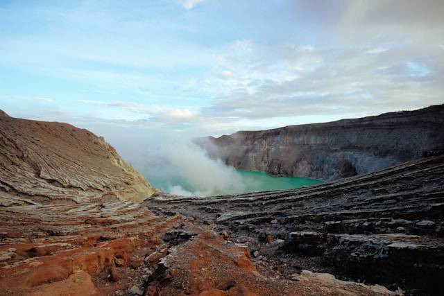 Kawah Gunung Ijen. Sumber: Unsplash/Paola Galimberti