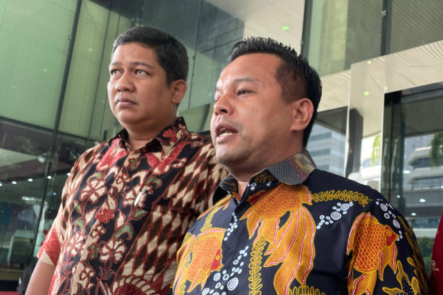 Tim hukum DPP PDIP, Johannes Tobing dkk, melaporkan penyidik KPK Rossa Purbo Bekti ke Dewan Pengawas (Dewas) KPK, Selasa (9/7/2024). Foto: Fadhil Pramudya/kumparan