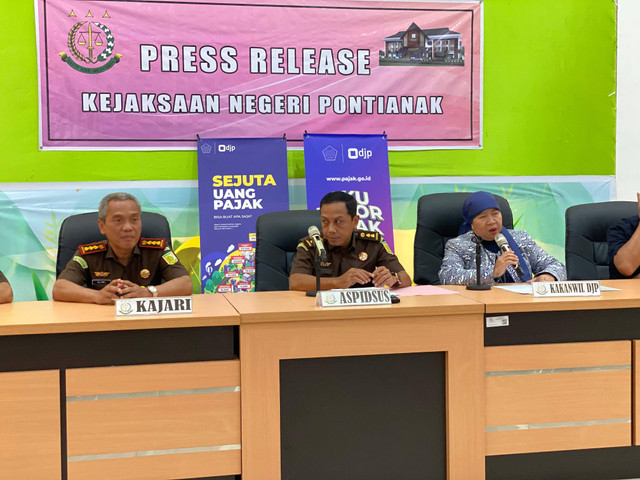 Kejari Pontianak saat menggelar press release kasus penggelapan pajak senilai Rp 3,6 Miliar. Foto: Rere Hutapea/Hi!Pontianak