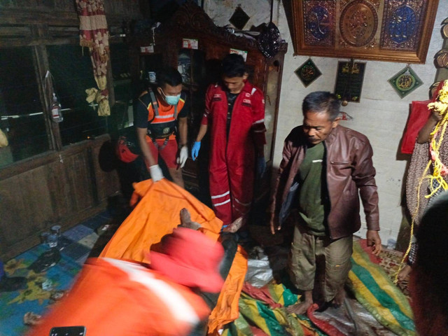 Tim SAR saat evakuasi jenazah ABK yang hilang dan tenggelam, Foto : Dok. Basarnas Palembang