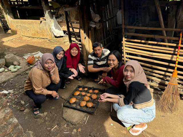 FBD JANTRA Kelompok 57 Mengunjungi Industri Rumahan Gula Merah "Berkah" Bu Sutrini (29/06/2024). Dokumentasi: Pribadi