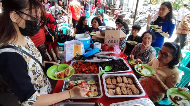 Tradisi makan bersama pada Pengucapan Syukur menjadi daya tarik utama pada acara yang digelar untuk mengucapkan rasa terima kasih kepada Tuhan atas limpahan berkat untuk masyarakat. (foto: dokumen)