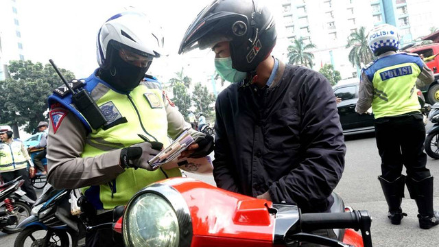 Satlantas Polres Jakarta Timur menggelar Operasi Patuh Jaya 2019 di Jalan D.I Panjaitan, Cawang, Kramat Jati, Jakarta Timur, pada Senin (2/9). Foto: Iqbal Firdaus/kumparan