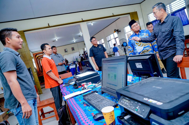 Plh. Kepala Dinas Pendidikan Jawa Barat, M. Ade Afriandi, saat monitoring pelaksanaan PPDB di salah satu sekolah di wilayah Provinsi Jawa Barat. (Foto: Istimewa)