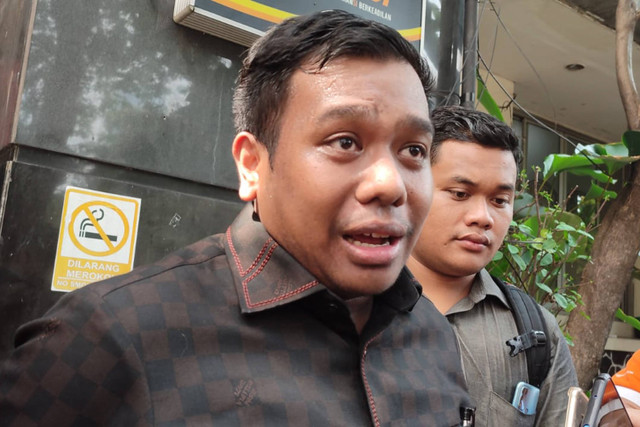Deshandra Yusuf Siswan, kuasa hukum korban tindak arogansi anggota polisi saat mengadukan anggota Polda Metro Jaya ke Bid Propam pada Selasa (9/7/2024).  Foto: Rachmadi Rasyad/kumparan