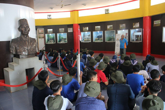 Puluhan anak-anak yatim bersama LPM Dompet Dhuafa memperkuat rasa nasionalis dengan belajar sejarah di Museum Jenderal Sudirman, Purwokerto, Jawa Tengah (Sabtu, 06/07)