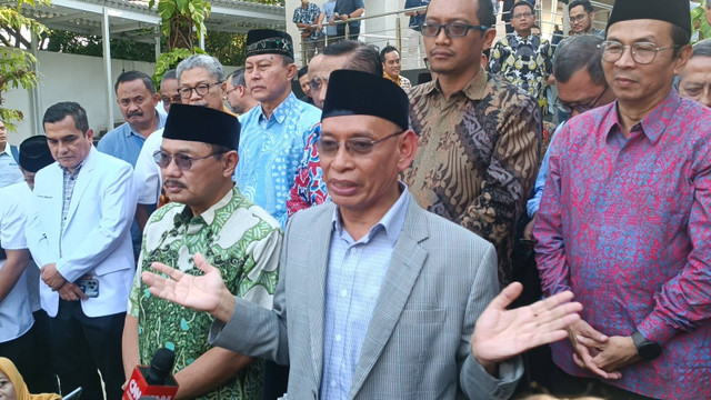 Rektor Universitas Airlangga (Unair) Surabaya, Prof Dr Mohammad Nasih (jas abu-abu), Prof Dr Budi Santoso dr SpOG (K) (batik hijau) beserta jajaran rektorat Unair di depan Masjid Ulul' Azmi Kampus A, Unair Surabaya, Selasa (9/7/2024). Foto: Farusma Okta Verdian/kumparan