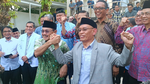 Rektor Universitas Airlangga (Unair) Surabaya, Prof Dr Mohammad Nasih (jas abu-abu), Prof Dr Budi Santoso dr SpOG (K) (batik hijau) beserta jajaran rektorat Unair di depan Masjid Ulul' Azmi Kampus A, Unair Surabaya, Selasa (9/7/2024). Foto: Farusma Okta Verdian/kumparan