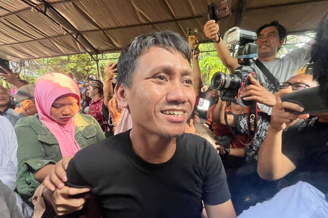 Pegi Setiawan disambut warga saat tiba di rumahnya di Desa Kepongpongan Blok Simaja, Kecamatan Talun, Kabupaten Cirebon, Selasa (9/7/2024).
 Foto: kumparan