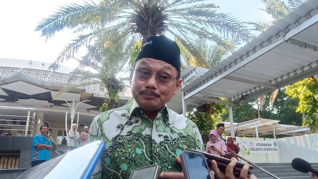 Prof Dr Budi Santoso dr SpOG (K) di depan Masjid Ulul' Azmi Kampus A, Unair Surabaya, Selasa (9/7/2024). Foto: Farusma Okta Verdian/kumparan