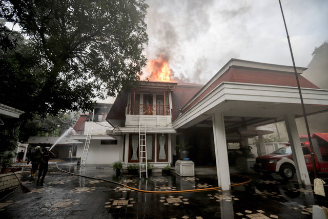 Petugas pemadam kebakaran berusaha memadamkan api di rumah mewah di Jalan Sutan Syahrir No. 43, kawasan Menteng, Jakarta Pusat, Selasa (9/7/2024).  Foto: Jamal Ramadhan/kumparan