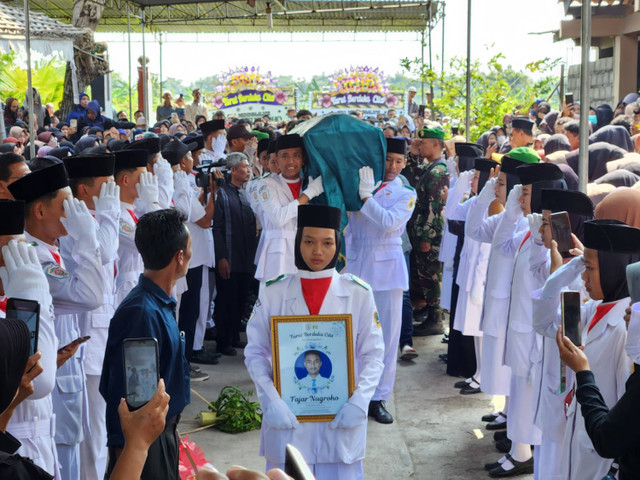 Pemakaman Fajar Nugroho (18), Ketua OSIS SMAN 1 Cawas Klaten, yang tewas tersetrum saat diprank ulang tahun. Foto: kumparan