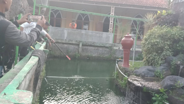 Kolam tempat Fajar Nugroho (18), Ketua OSIS SMAN 1 Cawas Klaten, tewas tersetrum saat diprank ultah. Foto: kumparan