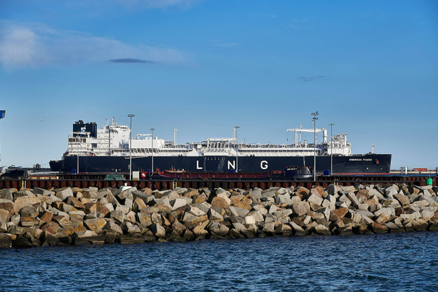 Ilustrasi tanker LNG.  Foto: Stefan Dinse/Shutterstock