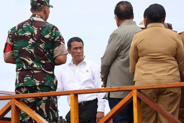 Mentan Amran Sulaiman mengunjungi lahan lokasi optimasi lahan pertanian di Kampung Telaga Sari, Distrik Kurik, Merauke, pada Senin (8/7/2024). Foto: Dok. Kementan