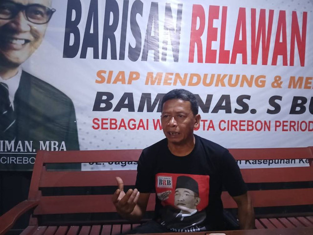 Ketua Relawan BRB, Jafarudin, saat memberikan keterangan pers. Foto: Tarjoni/Ciremaitoday