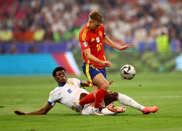 Duel Aurelien Tchouameni dengan Dani Olmo saat Spanyol vs Prancis dalam semifinal Piala Eropa 2024 di Allianz Arena, Jerman, pada Rabu (10/7) dini hari WIB. Foto: REUTERS/Lisi Niesner