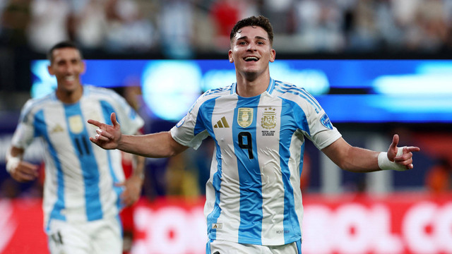 Selebrasi Julian Alvarez saat Argentina vs Kanada dalam semifinal Copa America 2024 di MetLife Stadium, New Jersey, Amerika Serikat, pada Rabu (10/7) pagi WIB. Foto: REUTERS/Agustin Marcarian