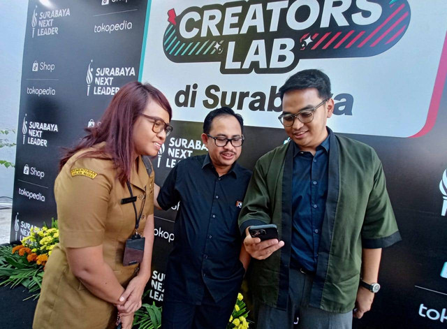 Sekretaris Daerah (Sekda) Kota Surabaya, Ikhsan (tengah) dan Wakil Direktur Kebijakan Publik dan Hubungan Pemerintah, Tokopedia dan ShopTokopedia, Hilmi Adrianto, saat pembukaan Creator Lab. Foto: Masruroh/Basra