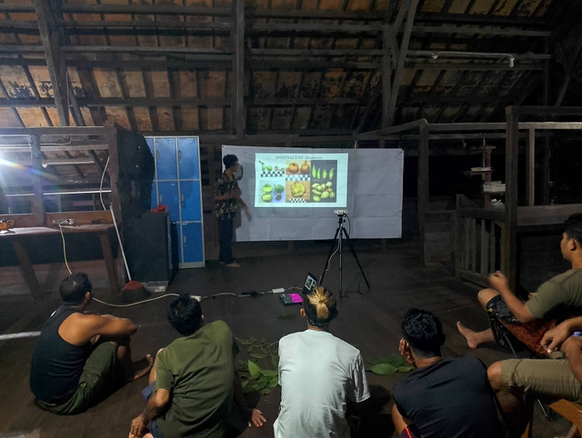 Gunawan Wibisono saat menyampaikan presentasi sekaligus diskusi  bersama asisten peneliti tentang pengantar tumbuhan berbunga. (Foto dok : Ari Marlina/Yayasan Palung).