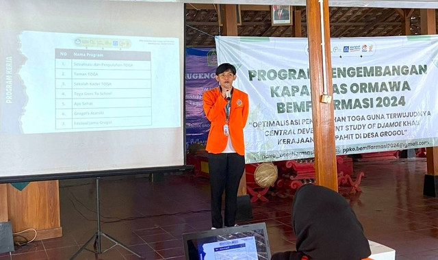 Tim PPK Ormawa BEM Farmasi Universitas Ahmad Dahlan (UAD) Berperan Aktif dalam Konservasi Toga di Desa Grogol (Dok. Istimewa)