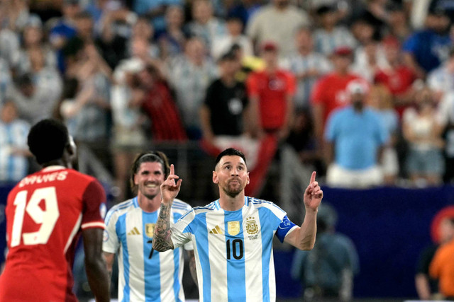 Selebrasi pemain Timnas Argentina Lionel Messi usai mencetak gol ke gawang Timnas Kanada pada pertandingan semifinal Copa America 2024 di Stadion MetLife, New Jersey, Amerika Serikat, Rabu (10/7/2024). Foto: Juan Mabromata/AFP