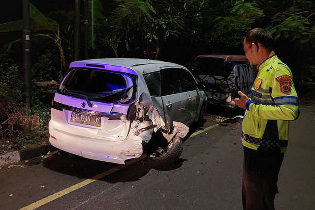 Mobil taksi online yang ditabrak di Jalan Ahmad Jazuli, sekitar Masjid Syuhada, Kota Yogyakarta, Rabu (10/7/2024). Foto: Polresta Yogyakarta