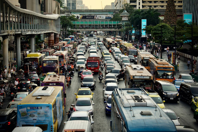 Ilustrasi tips berkendara saat macet. Foto: 