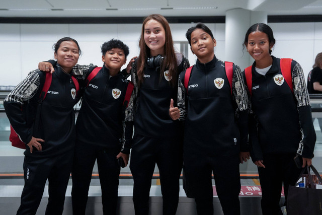 Pemain Timnas Wanita Indonesia Nabila Saputri, Syafia Tristalia, Sydney Hopper, Jenna Almira, dan Kayla Ristianto berangkat menuju Hong Kong. Foto: Timnas Indonesia