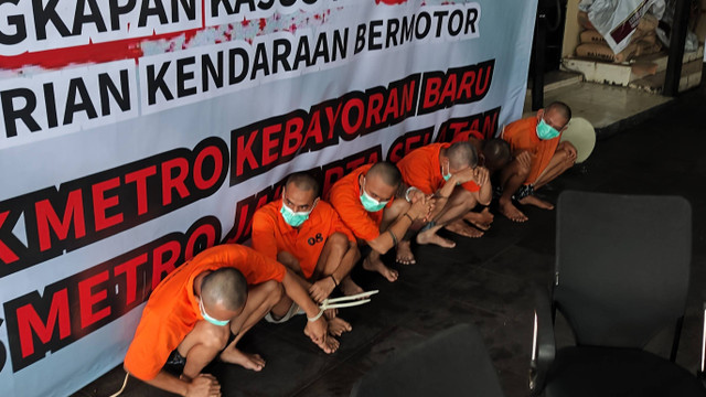 Konpers pengungkapan kasus pencurian sepeda motor di Polsek Metro Kebayoran Baru, Jakarta Selatan, Rabu (10/6/2024). Foto: Jonathan Devin/kumparan