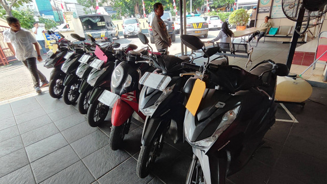 Konpers pengungkapan kasus pencurian sepeda motor di Polsek Metro Kebayoran Baru, Jakarta Selatan, Rabu (10/6/2024). Foto: Jonathan Devin/kumparan