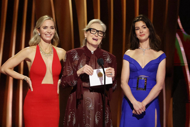 Emily Blunt, Anne Hathaway dan Meryl Streep pada Screen Actors Guild Awards ke-30 di Los Angeles, California, AS, 24 Februari 2024. Foto: Mario Anzuoni/ REUTERS