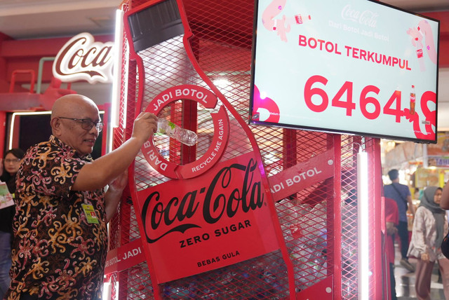 Kepala Sub-Direktorat Tata Laksana Produsen Direktorat Pengelolaan Sampah KLHK, Ujang Solihin Sidik turut mendukung booth edukasi daur ulang bertajuk 'Dari Botol Jadi Botol' dari Coca-Cola Indonesia di JIExpo Hall C, Jakarta Fair Kemayoran 2024. Foto: Coca-Cola