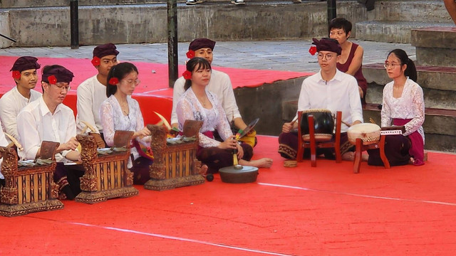 Seniman dari Taiwan ikut memainkan gamelan Bali - ISt