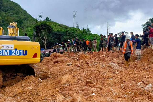 Pencarian korban longsor di Tambang Emas Gorontalo. Foto: Basarnas