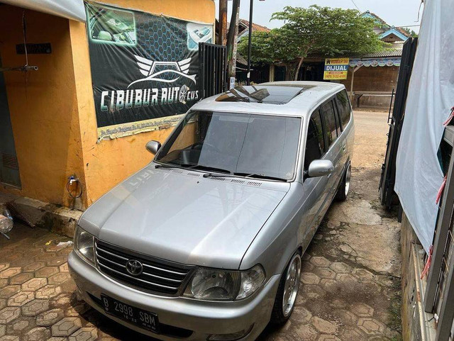 Modifikasi panoramic sunroof di Toyota Kijang kapsul karya Cibubur Sunroof. Foto: Instagram/@cibubur_sunroof